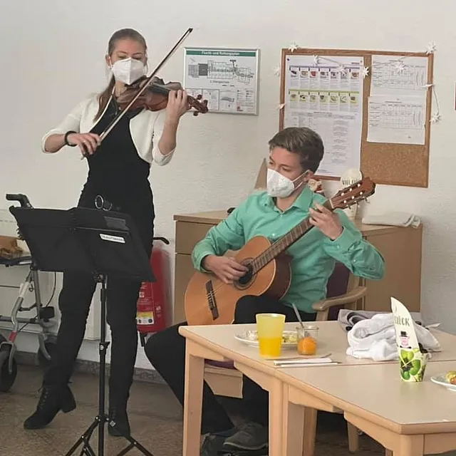 Musikalische Unterhaltung - Freizeitangebot im Pflegezentrum