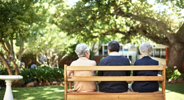 Senioren sitzen im Park auf einer Bank
